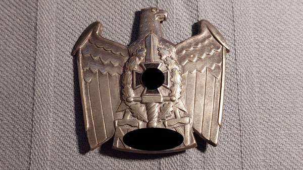 Mützenabzeichen des NXKOV mit 3 Splinten