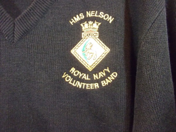 Pullover blau mit V-Ausschnitt, Grösse S mit Stickerei HMS Nelson Royal Navy Volunteer Band
