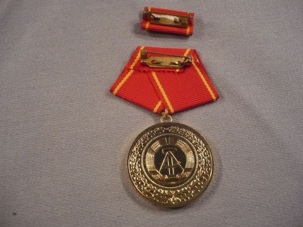 Medaille für ausgezeichnete Leistungen in den bewaffneten Organen des Ministeriums des Innern, in Gold