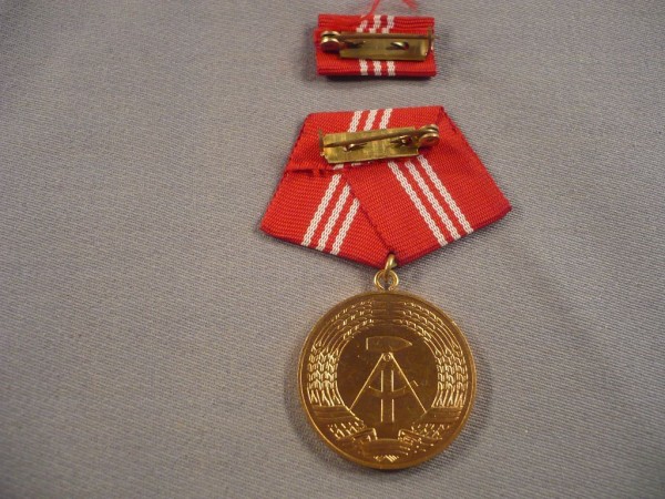 Medaille für Treue Dienste in den Kampfgruppen der Arbeiterklasse in Gold
