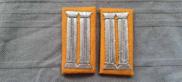 Kragenspiegel Feldjäger, Offizier alu glänzend auf orange handgestickt