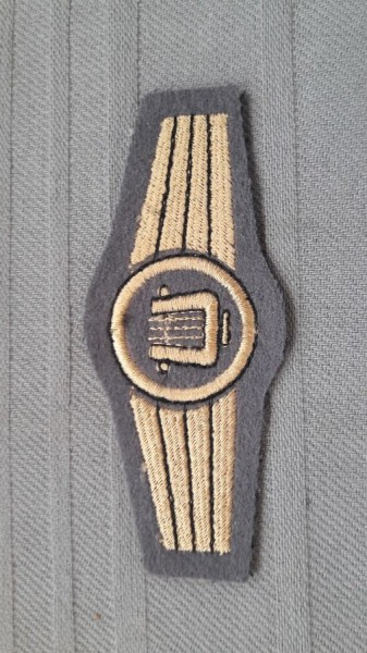 Tätigkeitsabzeichen Militärmusikpersonal, bronze auf grau maschinengestickt