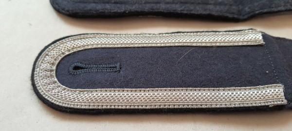 Schulterklappen Unteroffizier, blaugrau mit schwarzer Paspel, ältere Fertigung