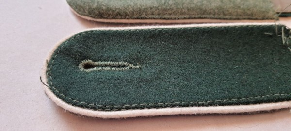Schulterklappen Mannschaften, dunkelgrün mit weißer Paspel