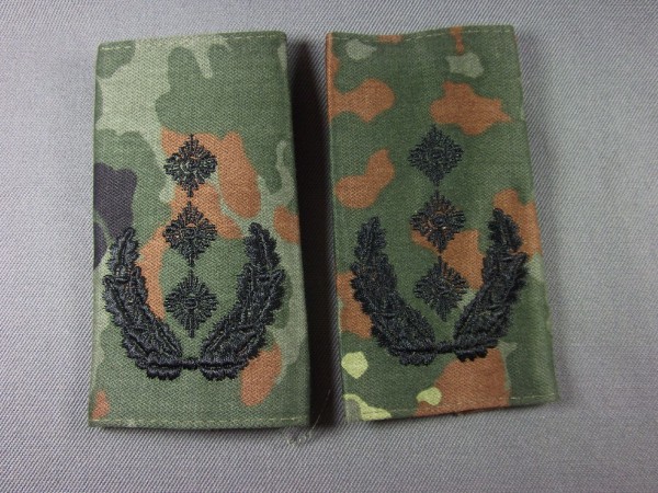 Rangschlaufen Oberst, schwarz auf Flecktarn