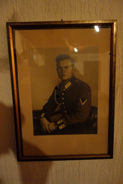 Wehrmacht Heer Foto Soldat in Paradejacke Infanterie Rgt. 69 Hamburg