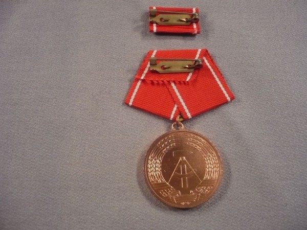 Medaille für ausgezeichnete Leistungen in den Kampfgruppen der Arbeiterklasse in Gold