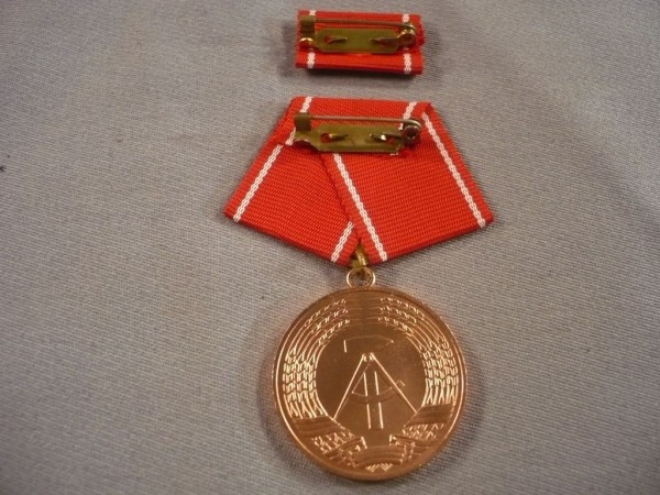 Medaille für ausgezeichnete Leistungen in den Kampfgruppen der Arbeiterklasse in Gold