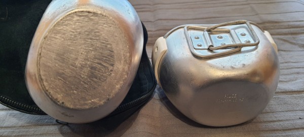 Schleswig-Holstein: Wasserflasche/ Feldflasche 1. Modell Polizei Schleswig-Holstein mit Becher, gestempelt SCHL-H-1961-E