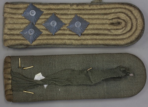 Schulterklappen, Hauptmann, 4 Sterne in matt grau,  mit Schlaufen, Neu