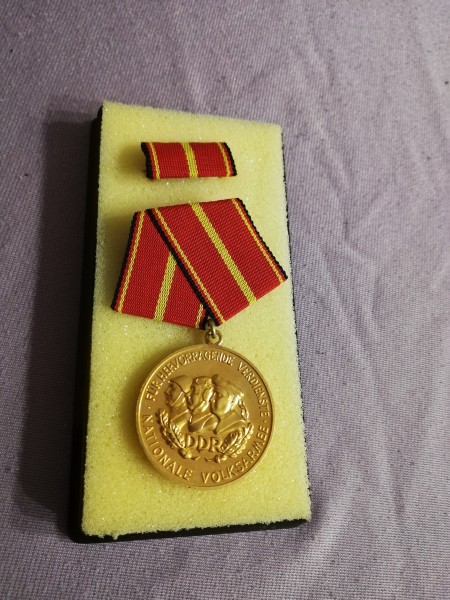 DDR Verdienstmedaille der Nationalen Volksarmee Gold - Bartel 145H
