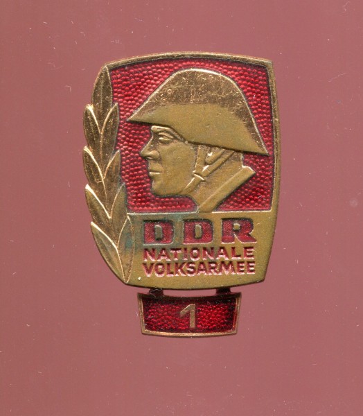 DDR Bestenabzeichen mit Zahl 1 NVA - Bartel 301d - 1967-1976