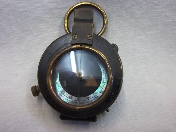 Kompass in Ledertasche, Lederetui mit Hersteller Leatheries Ltd 1917, Kompass mit Abnahme aber ohne Hersteller
