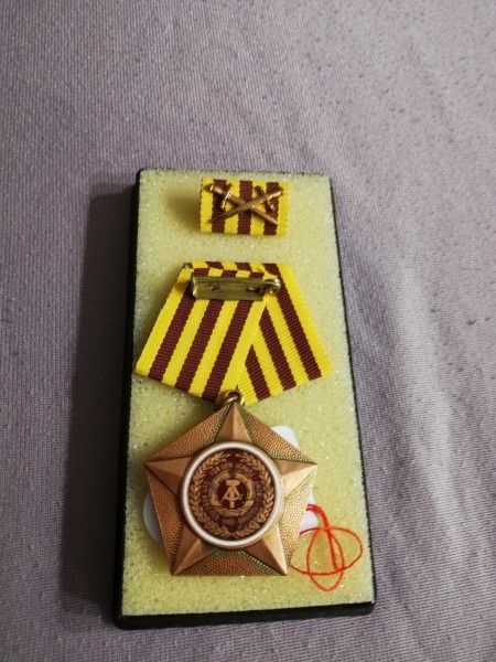 DDR Kampforden "Für Verdienste um Volk und Vaterland" Bronze Muster