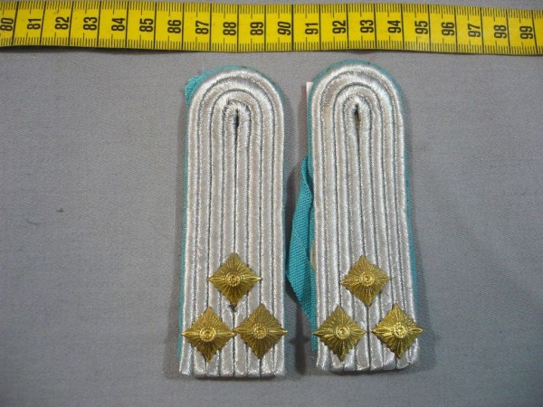 Schulterklappen, Luftstreitkräfte, Oberleutnant, 3 goldene Sterne, mit Schlaufen, Neu