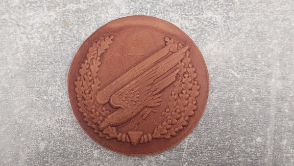 Bundeswehr Barettabzeichen Versuch - stürzender Adler vor Fallschirm Leder