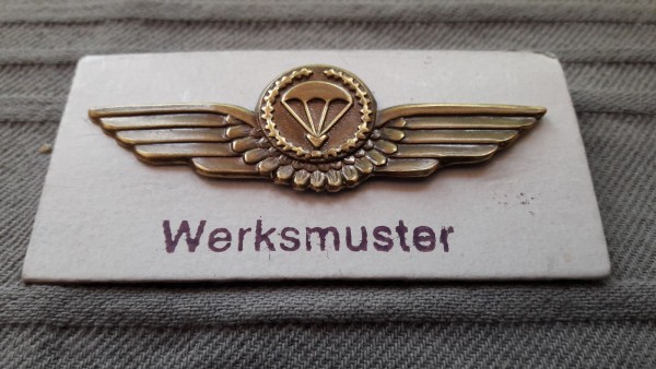 Fallschirmspringerabzeichen BW bronze Metall, kleiner Fallschirm -Werksmuster-