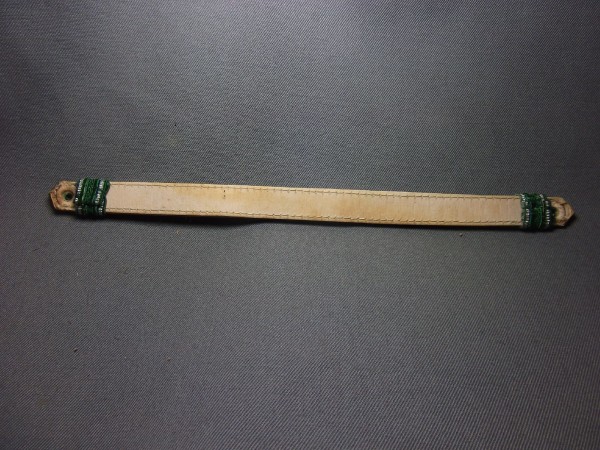 Allgemein: Mützenriemen/ Sturmriemen Polizei in grün mit 2 silbernen Streifen