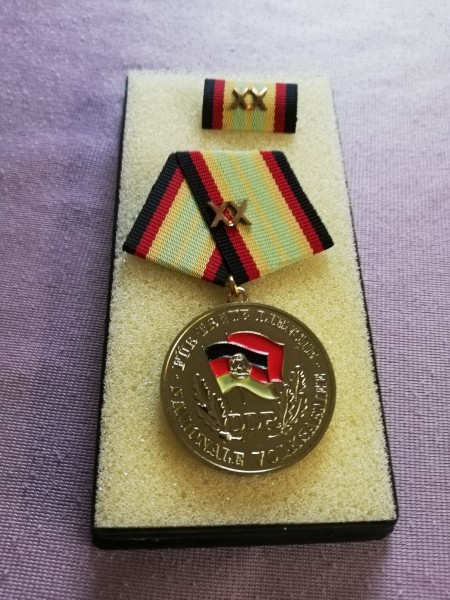 DDR Medaille für treue Dienste in der NVA in Gold für 20 Jahre Bartel 148 i