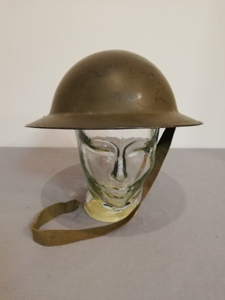 Grossbritannien Stahlhelm MK II mit Innenfutter und Tarnnetz "gestempelt 54"