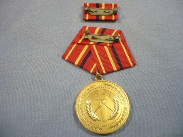 Verdienstmedaille der Kampfgruppen der Arbeiterklasse, in Gold