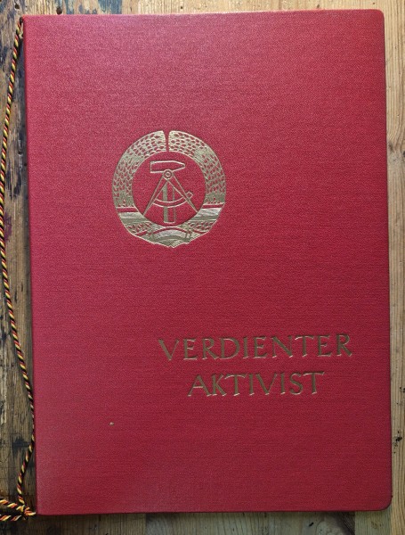 DDR Urkundenmappe Verdienter Aktivist 2. Modell - rot - 31,5cm x 22,5cm