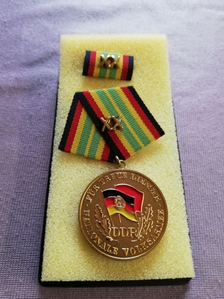 DDR Medaille für treue Dienste in der NVA in Gold für 20 Jahre Bartel 145i