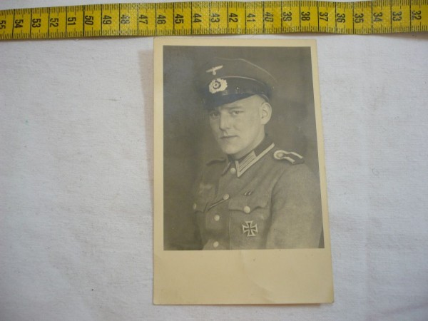 Portraitfoto eines Unteroffizieres mit Eisernem Kreuz 1.Klasse 1939, M36 jacke und Schirmmütze