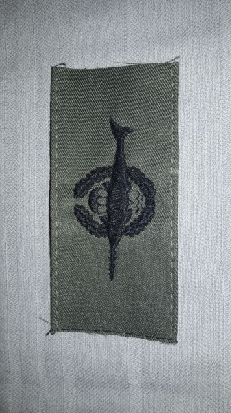 Tätigkeitsabzeichen, Kampfschwimmer schwarz auf oliv maschinengestickt, kleine Ausführung