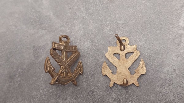 Kriegsmarine Schulterklappenauflage Anker mit gekreuzten Federn, gold Schreibermaat