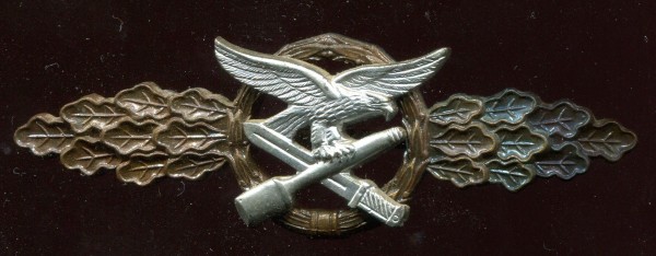 Orden 1939 / 1957 Nahkampfspange der Luftwaffe in Bronze frühe Fertigung