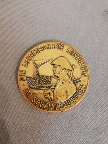 DDR NVA Medaille Für ausgezeichnete Leistungen im Miltärbauwesen in Bronze