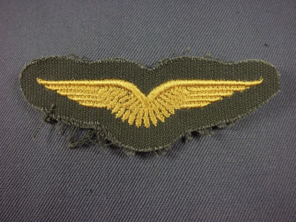 Tätigkeitsabzeichen, Militärluftfahrzeugführer zweites Modell, gold maschinengestickt auf oliv Flugzeugführer Doppelschwinge