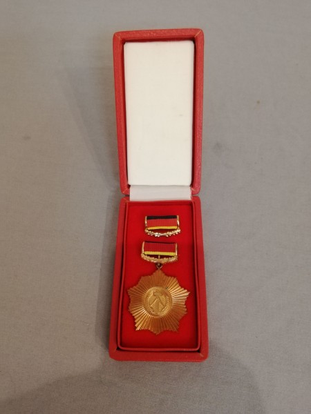DDR Vaterländischer Verdienstorden Bronze (5f) im Etui
