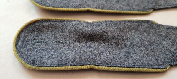 Schulterklappen Mannschaften, blaugrau mit grüner Paspel