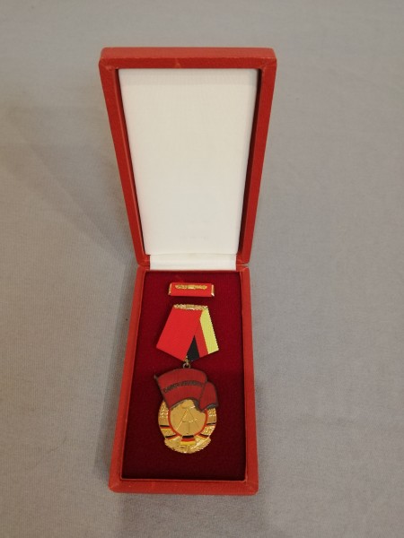 DDR Orden Banner der Arbeit Stufe II Bartel Nr. 7g im Etui