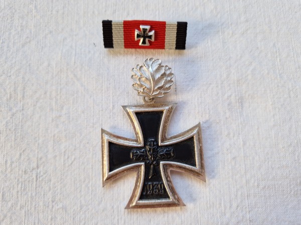 Ritterkreuz des Eisernen Kreuzes 1939 mit Eichenlaub, Modell 1957 - beides 800 gestempelt