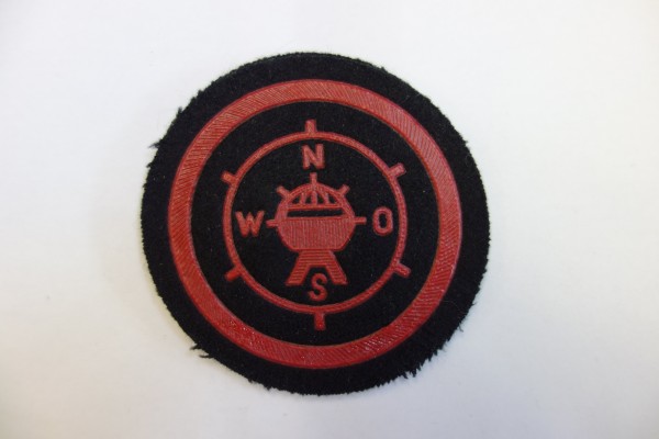 Dienstlaufbahnabzeichen Spezialist für Navigationsmittel mit einem roten Rand