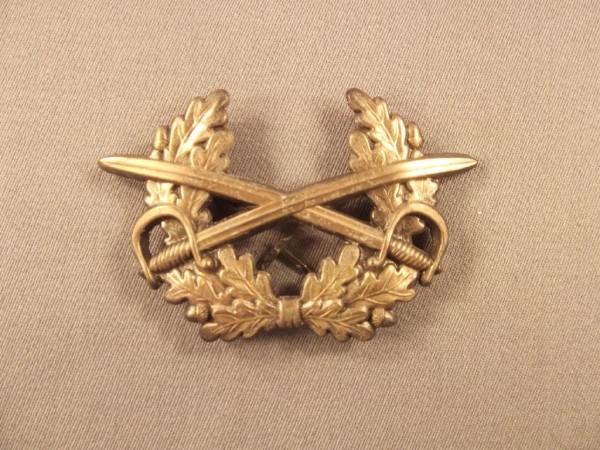 Schirmmützenabzeichen, mit gekreuzten Säbeln, Metall, altgold 