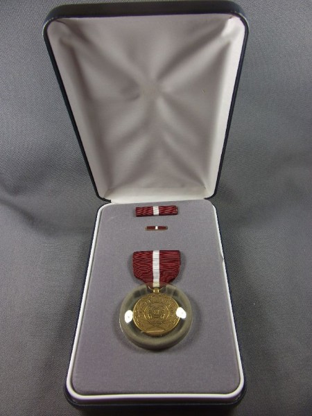 Good Conduct Medal, Coast Guard, mit Ribbon, Lapelpin im großen Etui