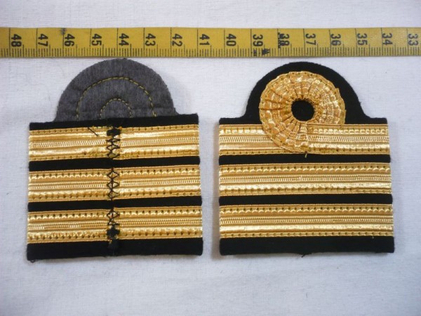 Rangschlaufen für einen Orlogskapitän Marine auf dunkelblau aufgelegt