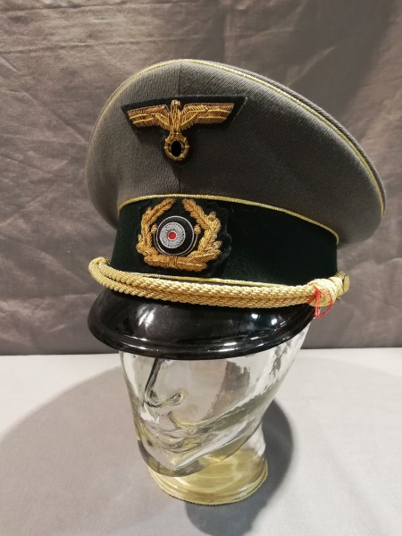 Wehrmacht Heer Schirmmütze für einen General mit Abzeichen Größe 59
