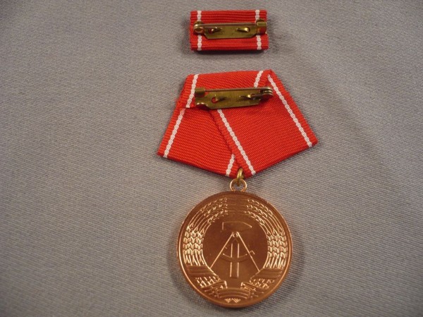 Medaille für ausgezeichnete Leistungen in den Kampfgruppen der Arbeiterklasse in Gold