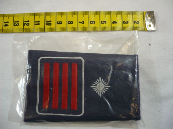 Allgemein: Rangschlaufen mit Funktionsabzeichen Feuerwehr weiße Umrandung mit vier roten Balken, darüber ein weißer Stern