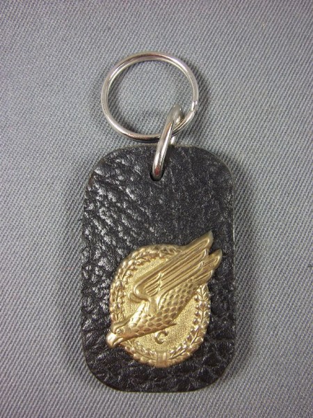 Schlüsselanhänger auf Leder mit Barettabzeichen Fallschirmjäger, goldfabend, Neu