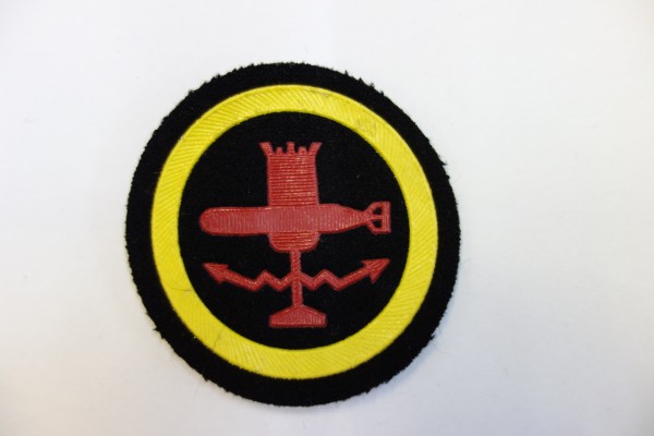 Dienstlaufbahnabzeichen Spezialist für Minen und Torpedomittel mit einem gelben Rand