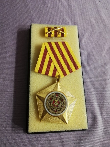 DDR Kampforden "Für Verdienste um Volk und Vaterland" Gold 13d