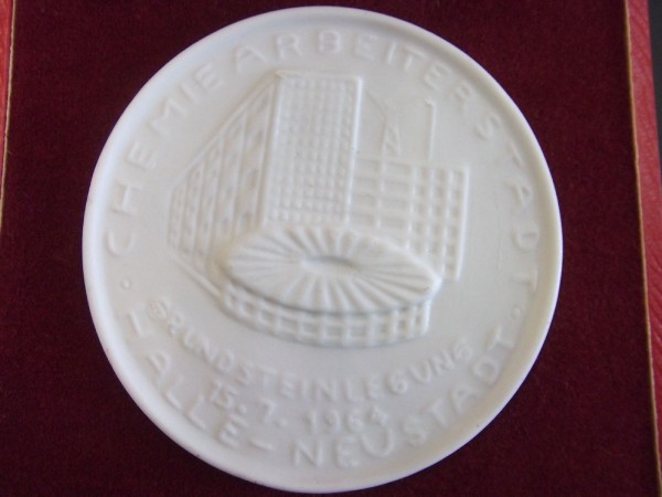 Meissen Medaille im Etui, Zur Erinnenrung an die Grundsteinlegung Halle - Neustadt vom Oberbürgermeister überreicht