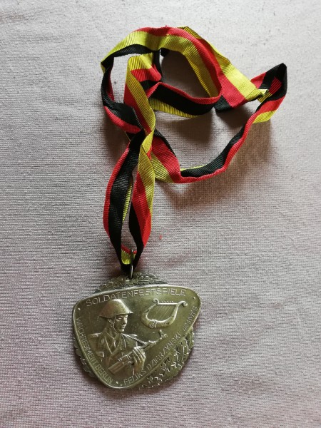 DDR Siegermedaille Soldatenfestspiele Wachregiment Berlin Feliks Dzierzynski des MfS in Silbe