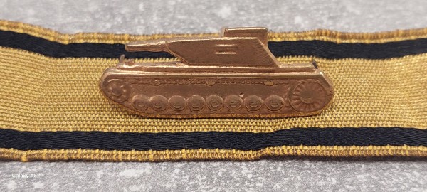 Panzervernichtungsabzeichen in gold auf goldenem Bandstreifen